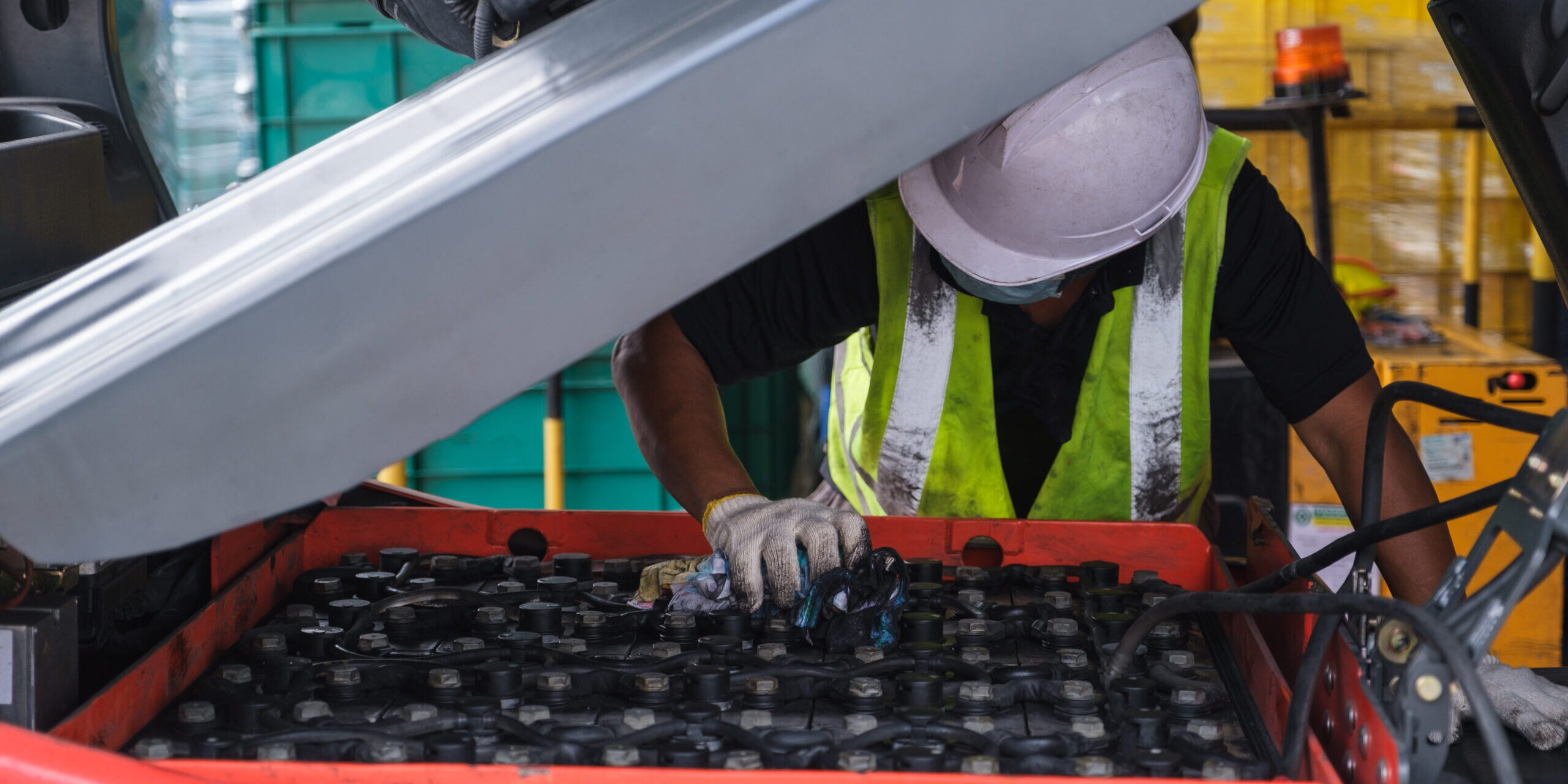 Battery maintenance technician forklift | M-Pulse